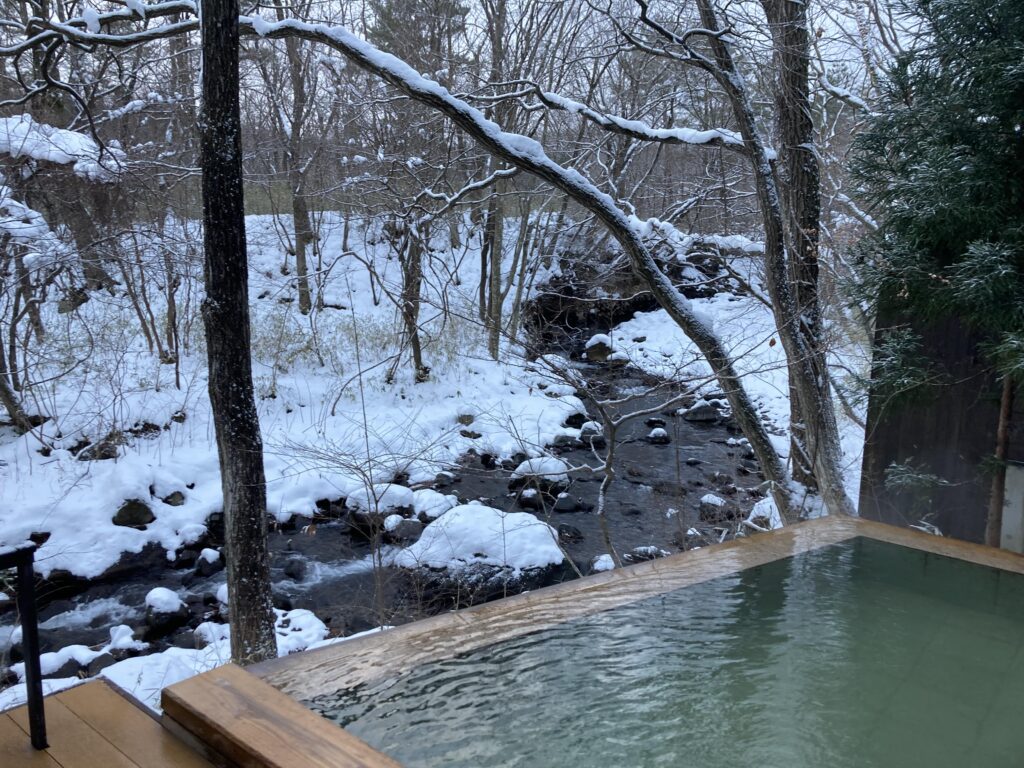 ゆと森倶楽部の「川の湯　しかく」の浴槽と渓流