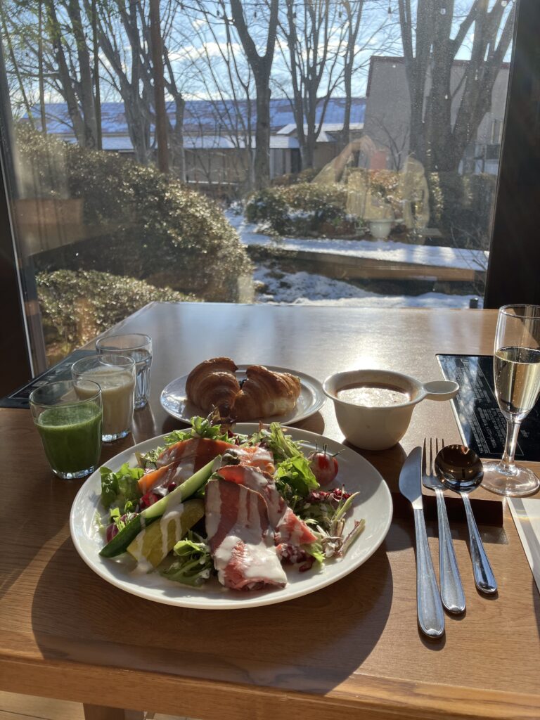 ゆと森倶楽部の「けやき食堂」での朝食風景