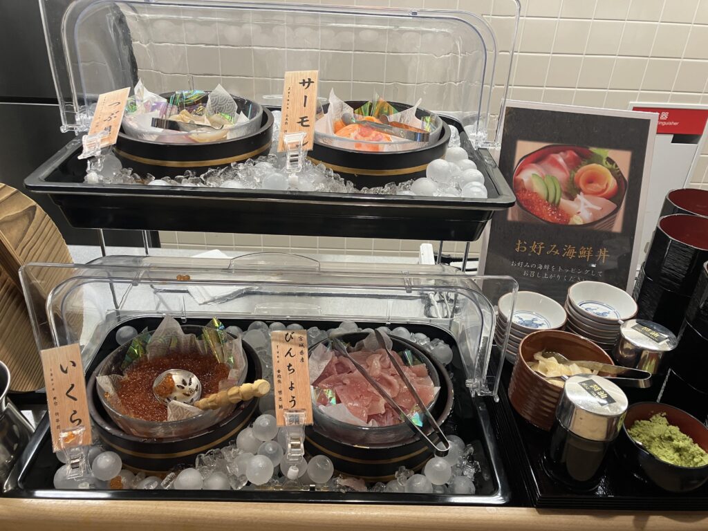 「御宿 野乃 仙台」の朝食で提供された料理（「お好み海鮮丼」のつぶ貝、サーモン、いくら、びんちょうマグロ）