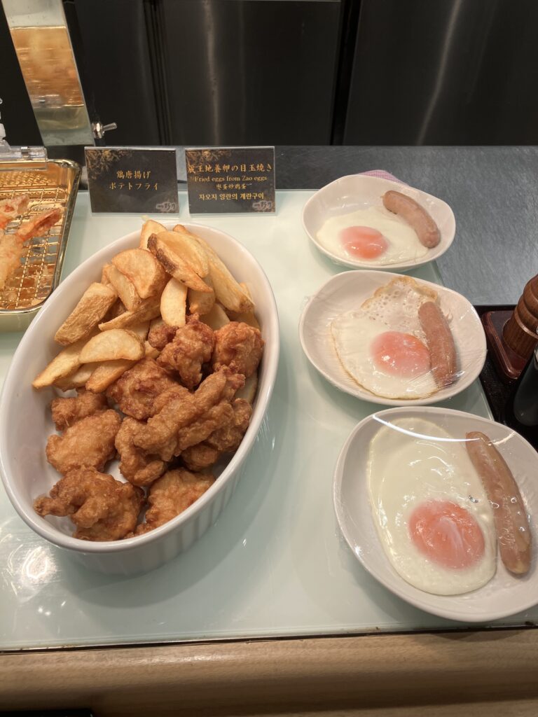 「御宿 野乃 仙台」の朝食で提供された料理（「蔵王地養卵の目玉焼き」、「鶏唐揚げ」、「ポテトフライ」）