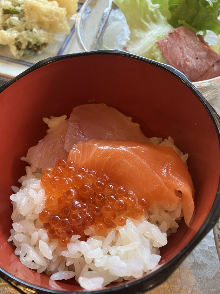 「御宿 野乃 仙台」の朝食で提供された料理（「海鮮お好み丼」（サーモン、いくら、びんちょう））