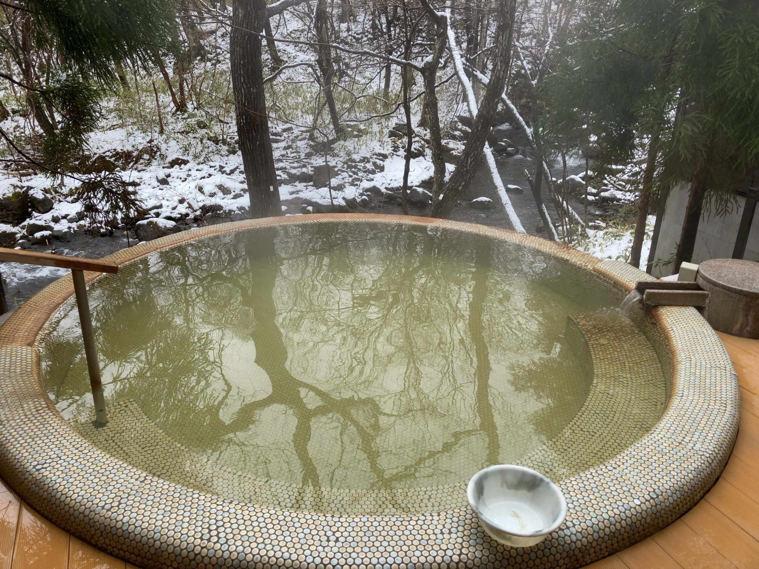 ゆと森倶楽部の「川の湯　まる」の浴槽と渓流