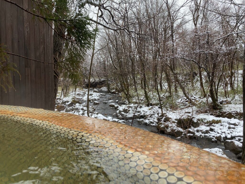 ゆと森倶楽部の「川の湯　まる」からの渓流の眺め