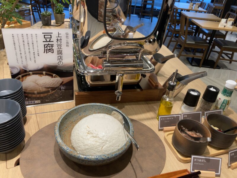 「スーパーホテル Premier 仙台国分町」の朝食で提供された料理（「上村豆腐店の豆腐」と各種薬味）