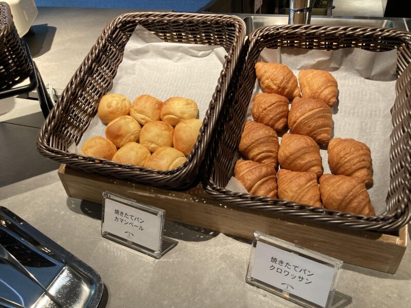 「TAOYA秋保」の朝食で提供されたパン（「カマンベール」、「クロワッサン」）