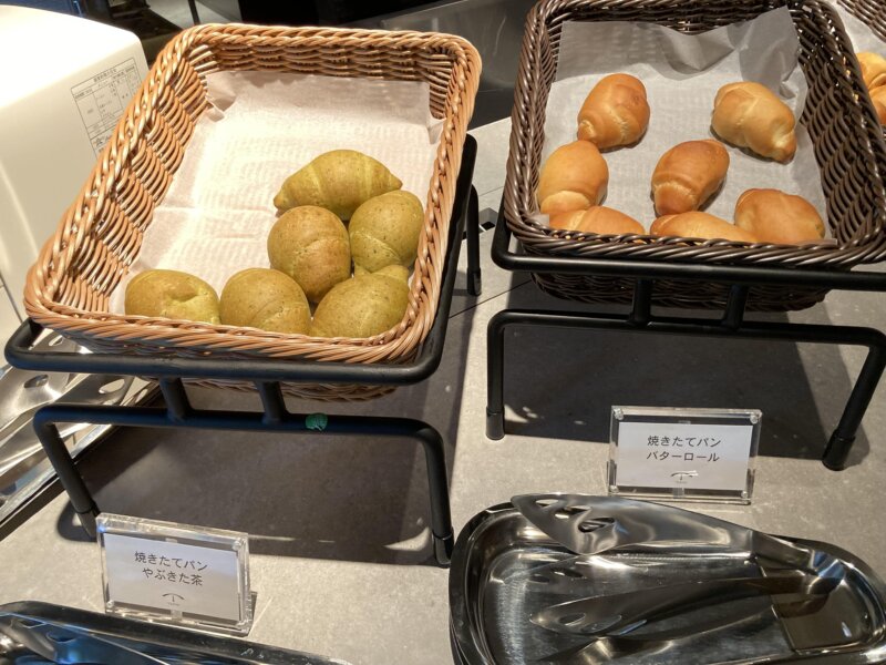 「TAOYA秋保」の朝食で提供されたパン（「やぶきた茶」、「バターロール」）