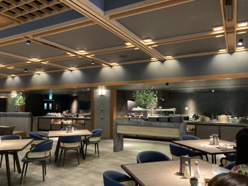 「TAOYA秋保」の本館２階の「Chef‘ｓ Dining 欅～KEYAKI～」のホールから見たキッチンカウンター