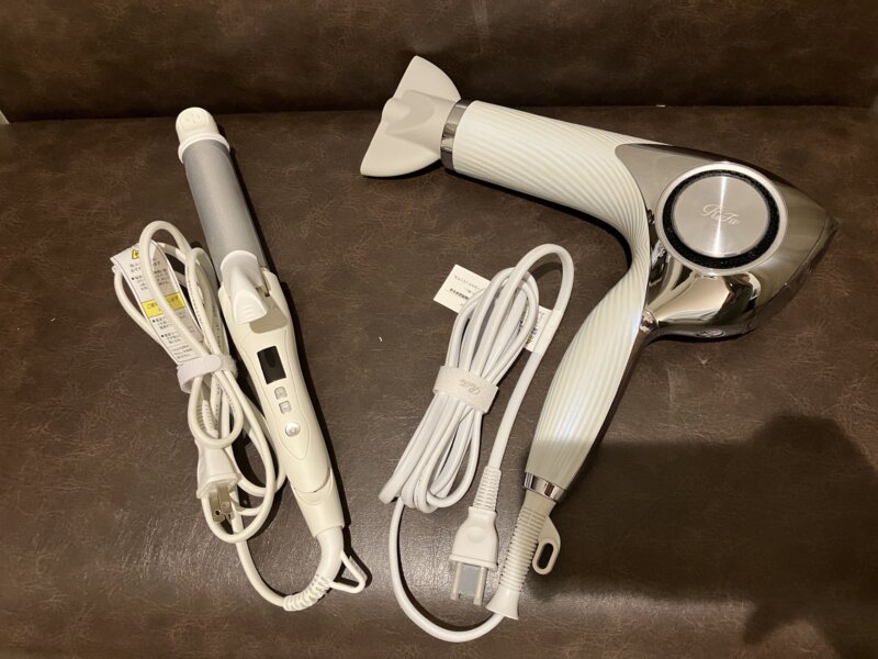 「スーパーホテル Premier 仙台国分町」のレディースルームに備え付けの専用備品（ヘアアイロンと「ReFa BEAUTECH DRYER PRO」のヘアドライヤー）