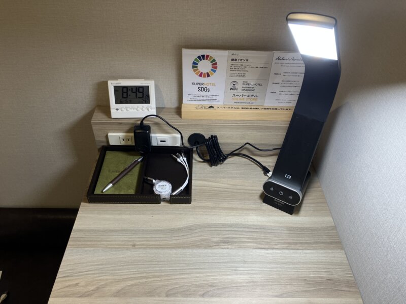 「スーパーホテル Premier 仙台国分町」のレディースルームに備え付けの専用備品（電気スタンド）