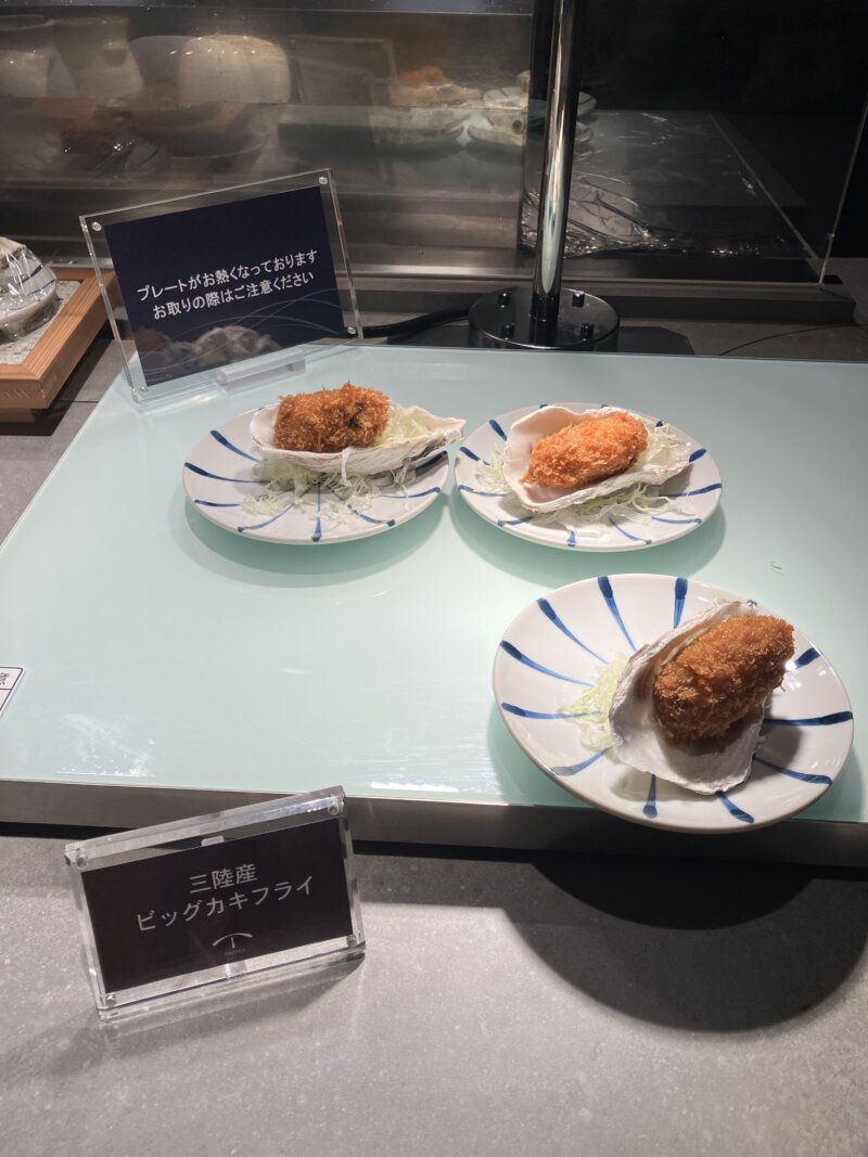 「TAOYA秋保」のバイキングディナーで提供された料理（「三陸産　ビッグカキフライ」）