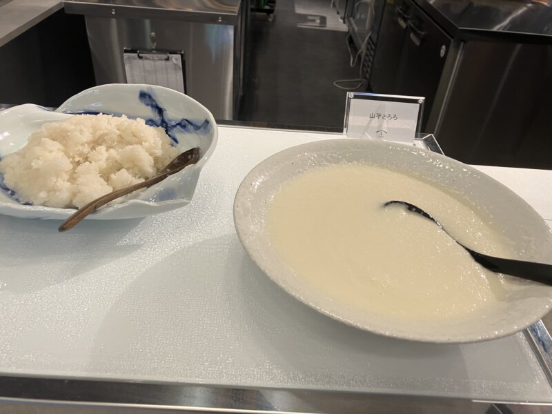 「TAOYA秋保」の朝食で提供された料理（「大根おろし」、「山芋とろろ」）