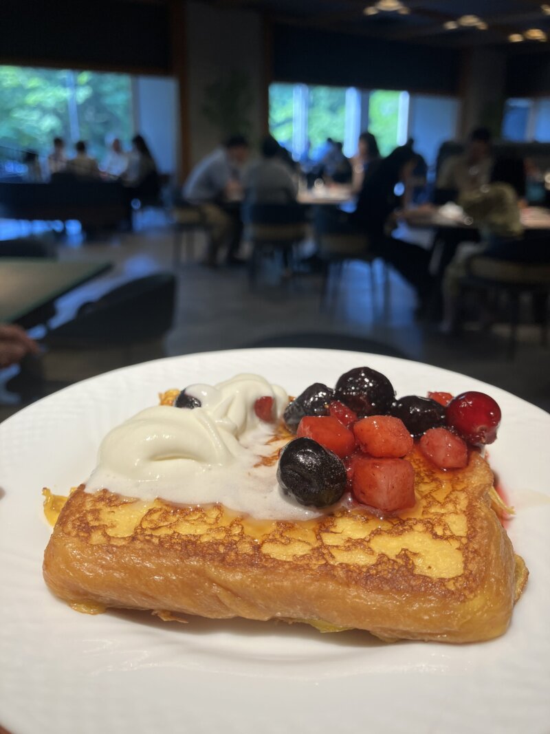 「TAOYA秋保」の朝食で提供された「フレンチトースト」に「ホイップクリーム」・「ミックスベリー」・「メイプルシロップ」をトッピングしたもの