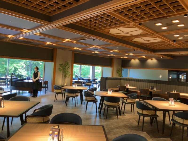 「TAOYA秋保」の本館２階の「Chef‘ｓ Dining 欅～KEYAKI～」のホール全体