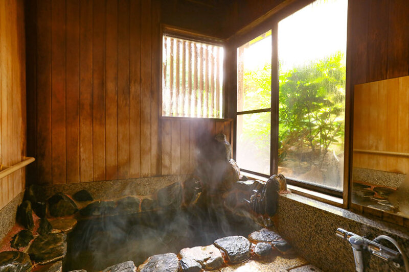 「TAOYA秋保」の別館１階の貸切風呂「栞」の内観