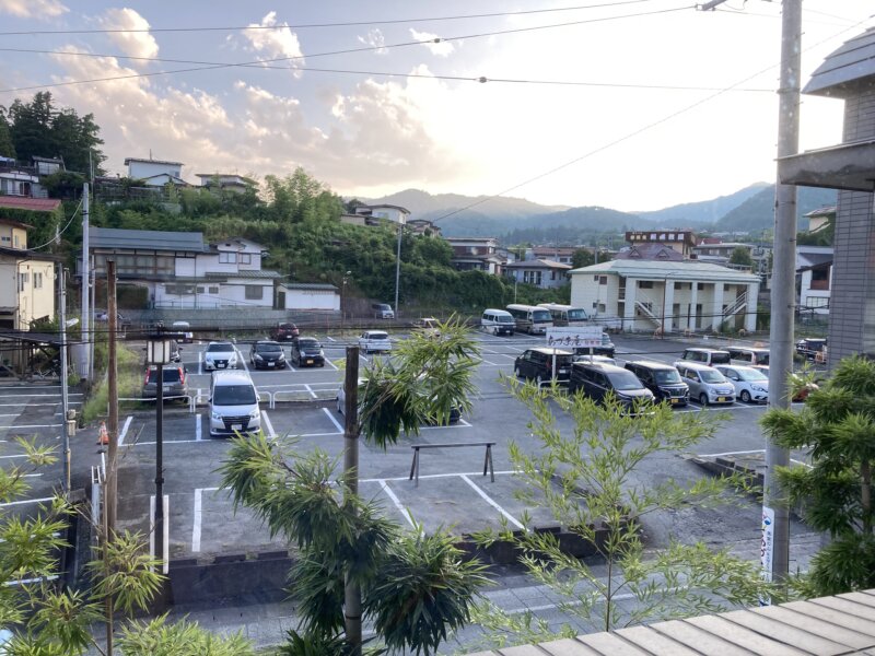 「果実の山 あづま屋」の専用駐車場