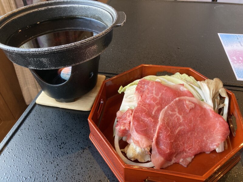 「果実の山 あづま屋」の夕食で提供された料理（「山形牛のすきやき鍋」）