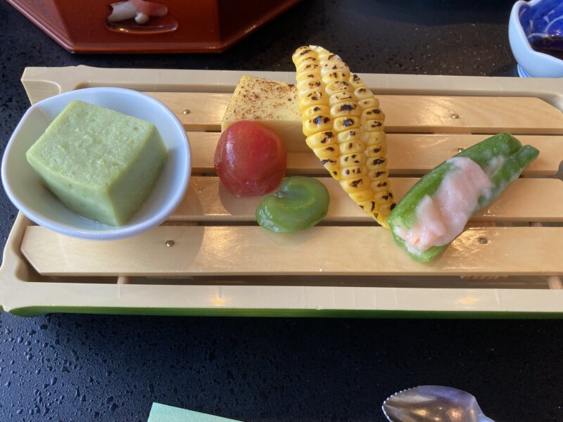 「果実の山 あづま屋」の夕食で提供された料理（「だだちゃ豆豆腐」・「オクラ海老真丈包み」ほか）