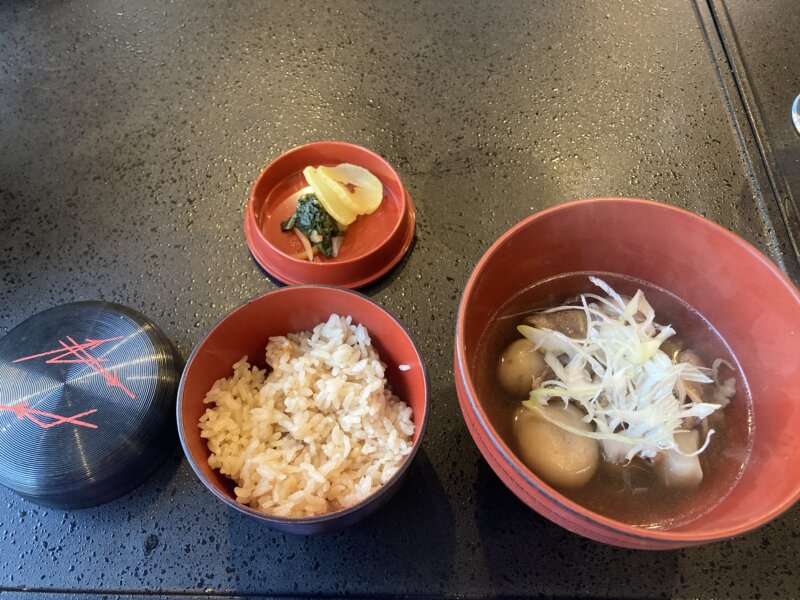 「果実の山 あづま屋」の夕食で提供された料理（「細竹ご飯」・「山形名物芋煮」・「漬物」）