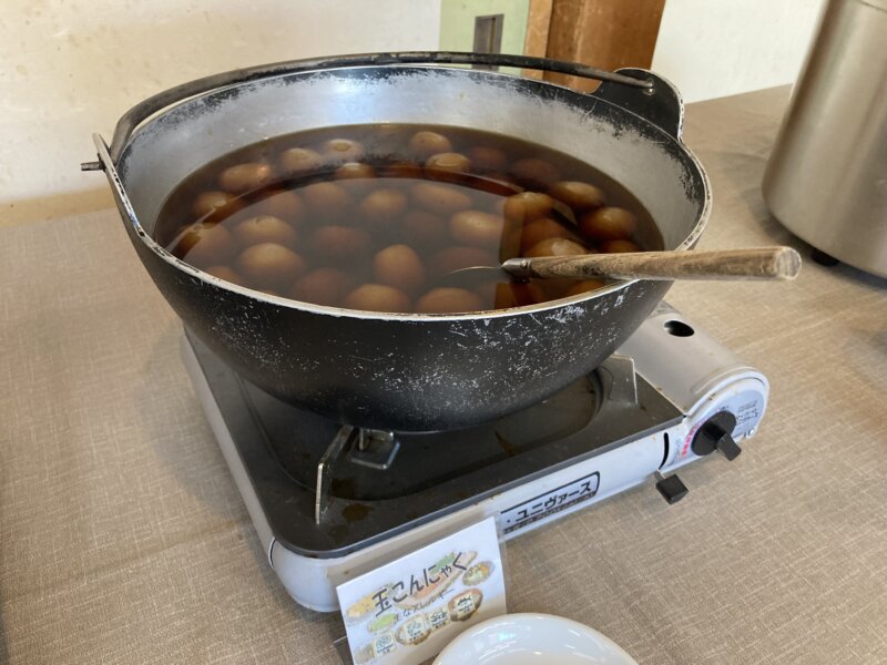 「果実の山 あづま屋」の朝食で提供された料理（「玉こんにゃく」）