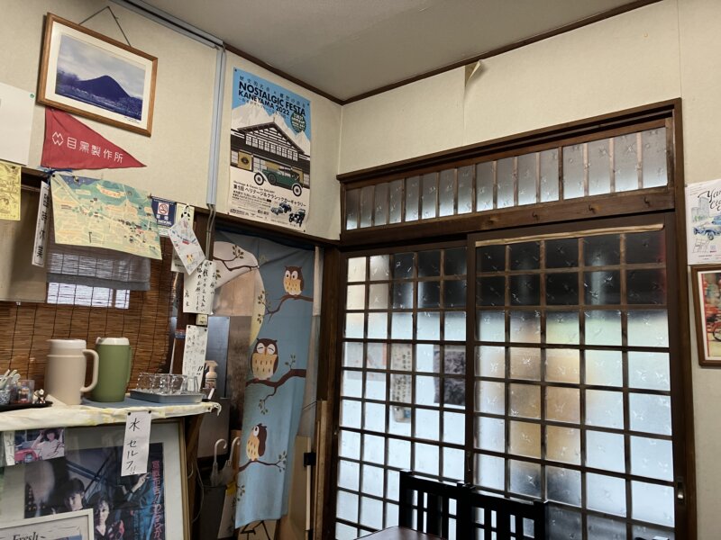 「八幡屋　中華そば」の店内