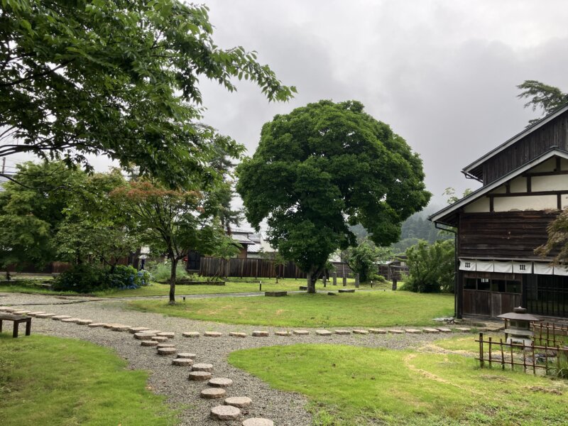 「NIPPONIA 白鷹 源内邸」の敷地内の風景