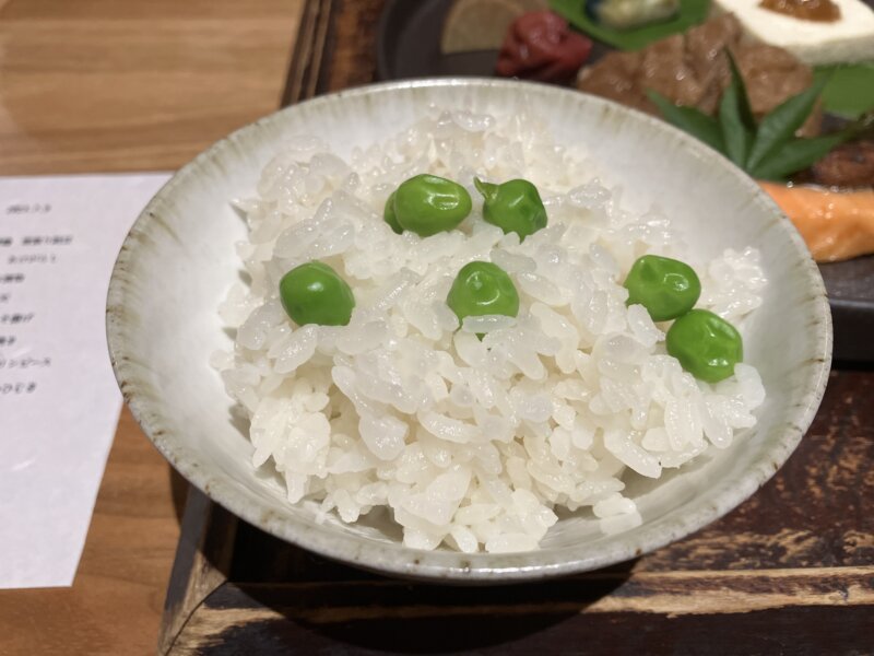 「NIPPONIA 白鷹 源内邸」の朝食で提供された「豆ご飯」