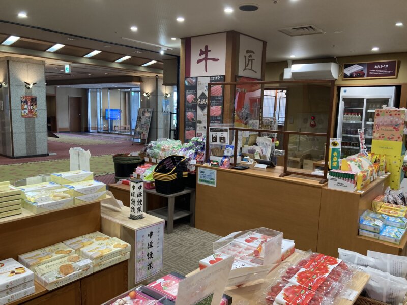 「果実の山 あづま屋」の１階の売店の店内