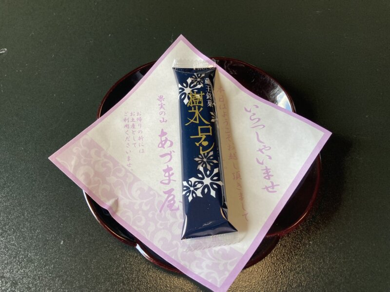 「果実の山 あづま屋」の客室に備え置きのお茶菓子（「樹氷ロマン」）