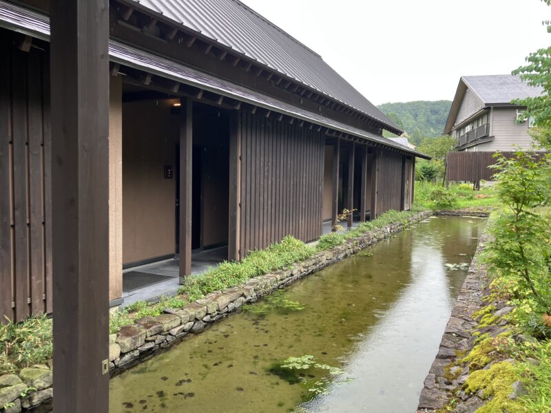 「山人-yamado-」の「靖山樓」の建物と水盤