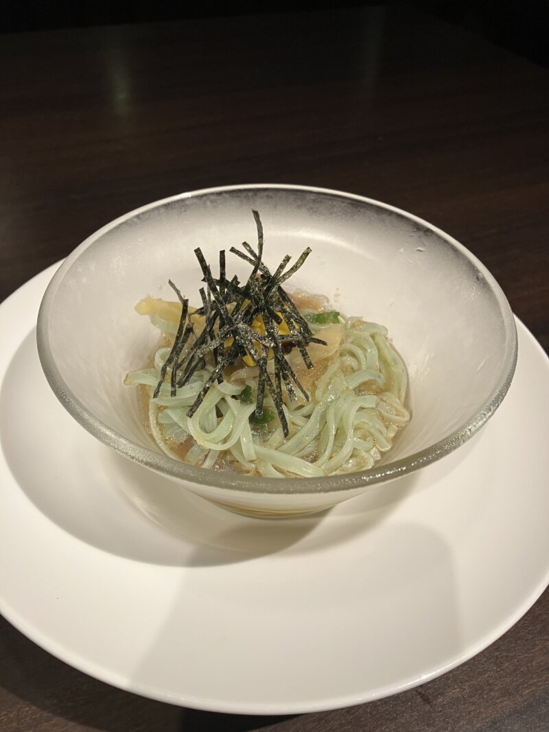 「山人-yamado-」のディナーで提供された料理（「冷やし稲庭ヨモギうどん」）