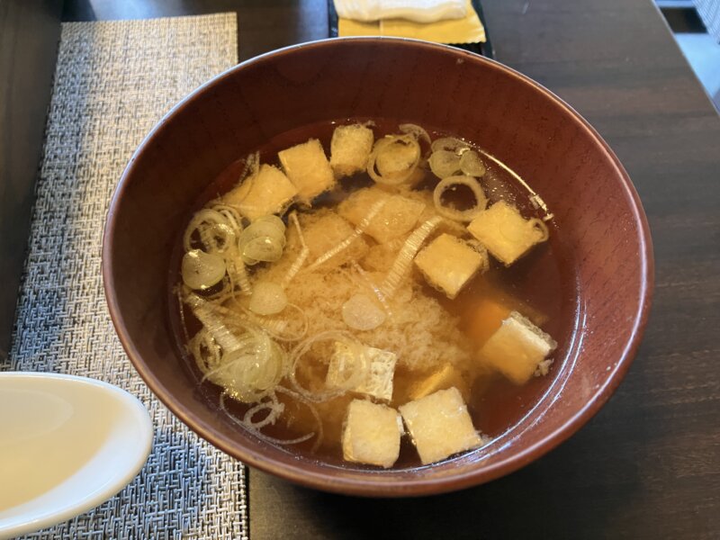 「山人-yamado-」の朝食で提供された料理（「味噌汁」）