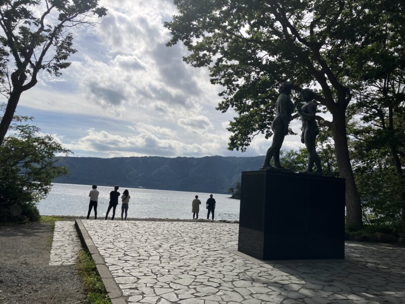 乙女の像と十和田湖の景観