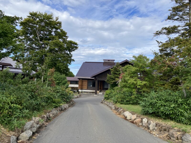 「八甲田ホテル」の専用駐車場から本館につながる道路