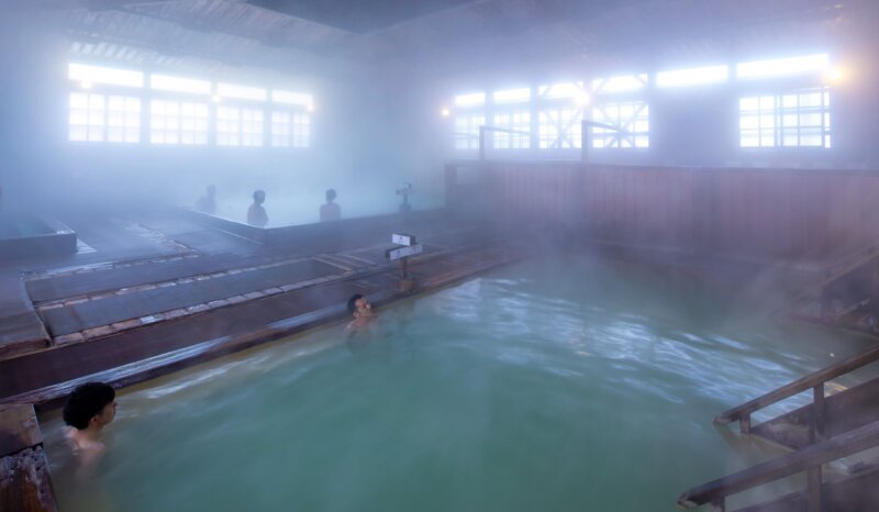 「酸ヶ湯温泉旅館」の混浴大浴場「ヒバ千人風呂」の内観