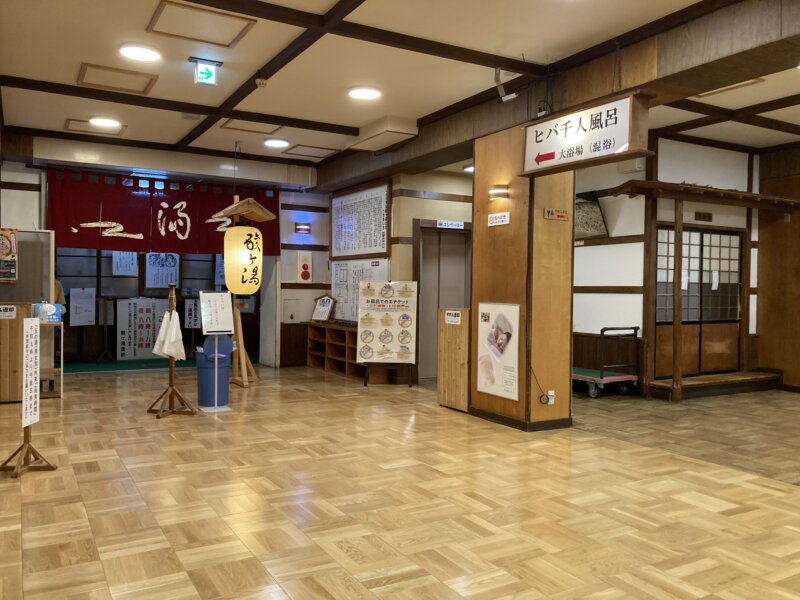 「酸ヶ湯温泉旅館」の本館１階の混浴大浴場「ヒバ千人風呂」の入口