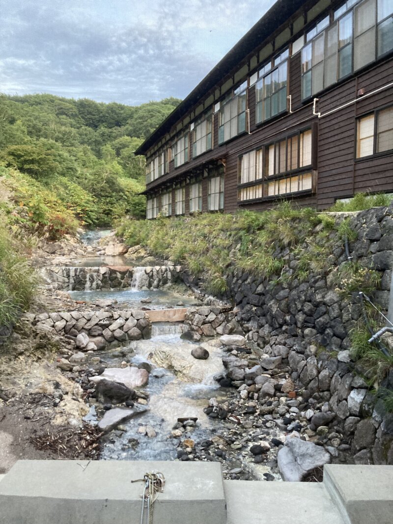 「酸ヶ湯温泉旅館」の本館１階の「御鷹々々サロン」の窓からの外の景観