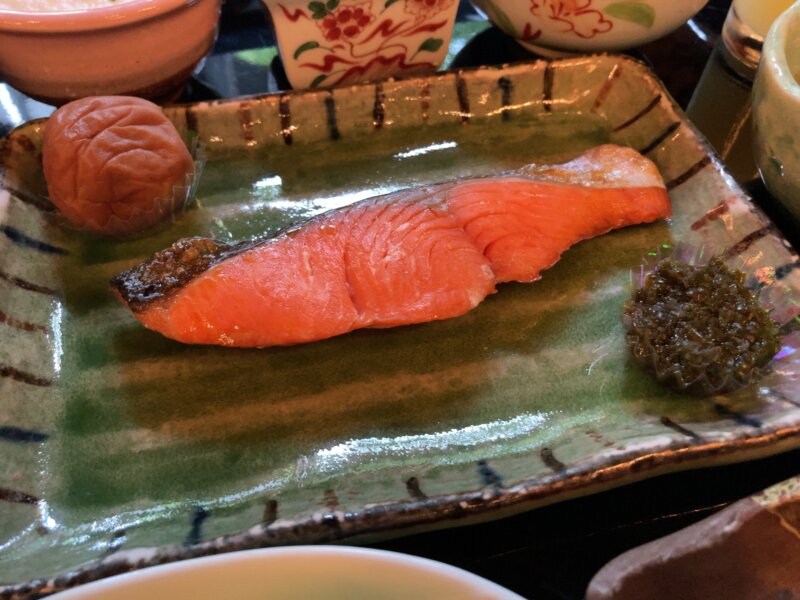 「八甲田ホテル」の朝食で提供された料理（焼き魚（鮭））