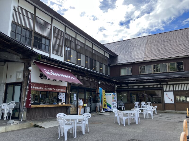 「酸ヶ湯温泉旅館」の正面玄関横の生姜みそおでん売り場と「食事処 鬼面庵」