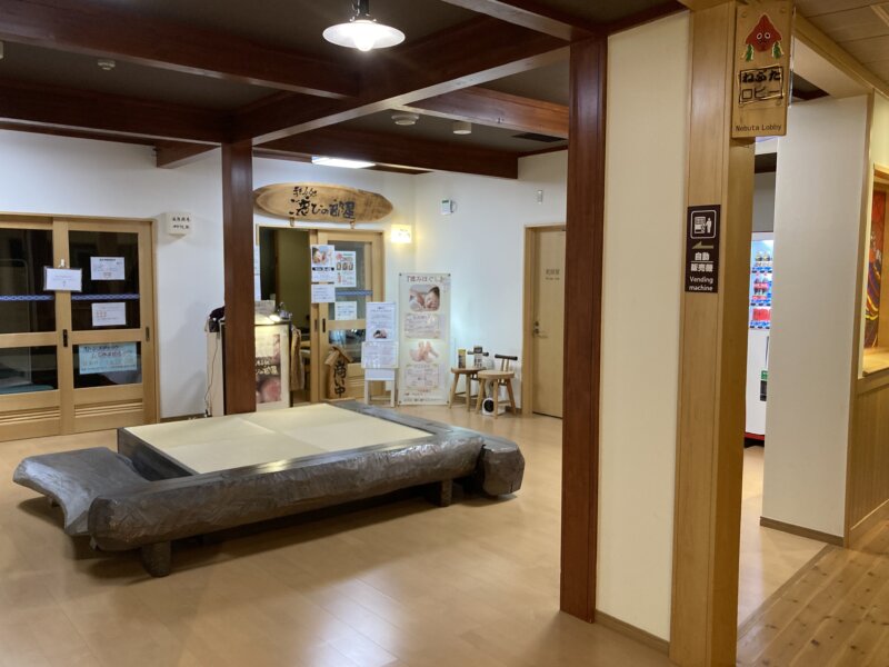 「酸ヶ湯温泉旅館」の本館１階の「温泉相談療養所」の入口、手もみ処「ご褒びの部屋」の入口